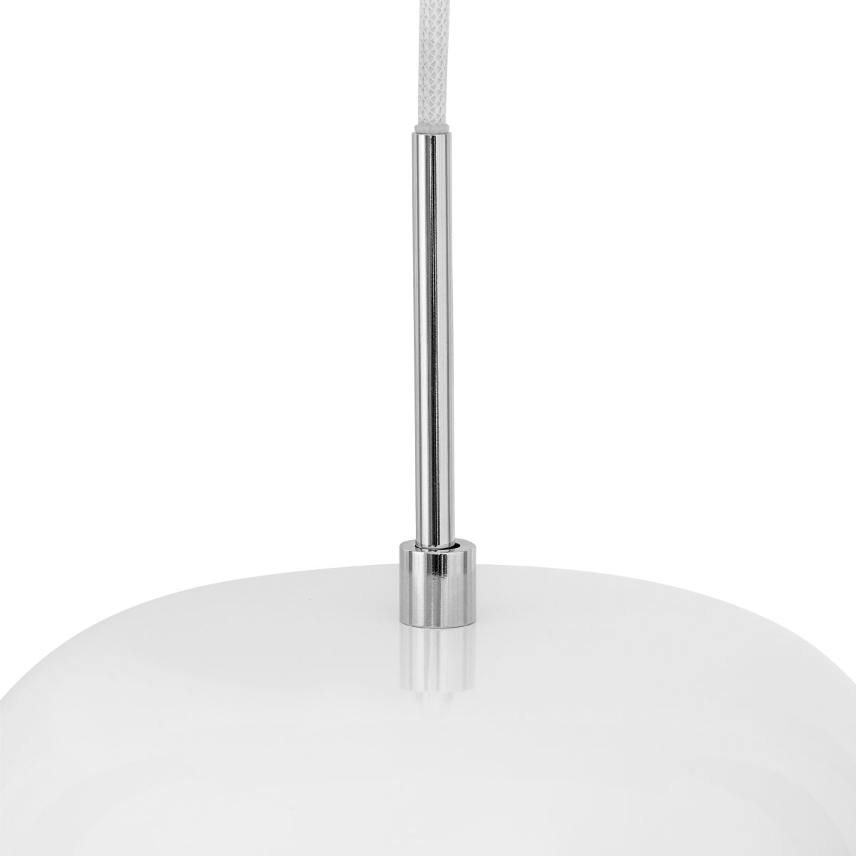 Haipot Ø23 Weiß hängelampe Von Dyberg Larsen - Die Haipot-Lampe hat einen eleganten Lampenschirm aus Opalglas und einen weißen Metallschirm.