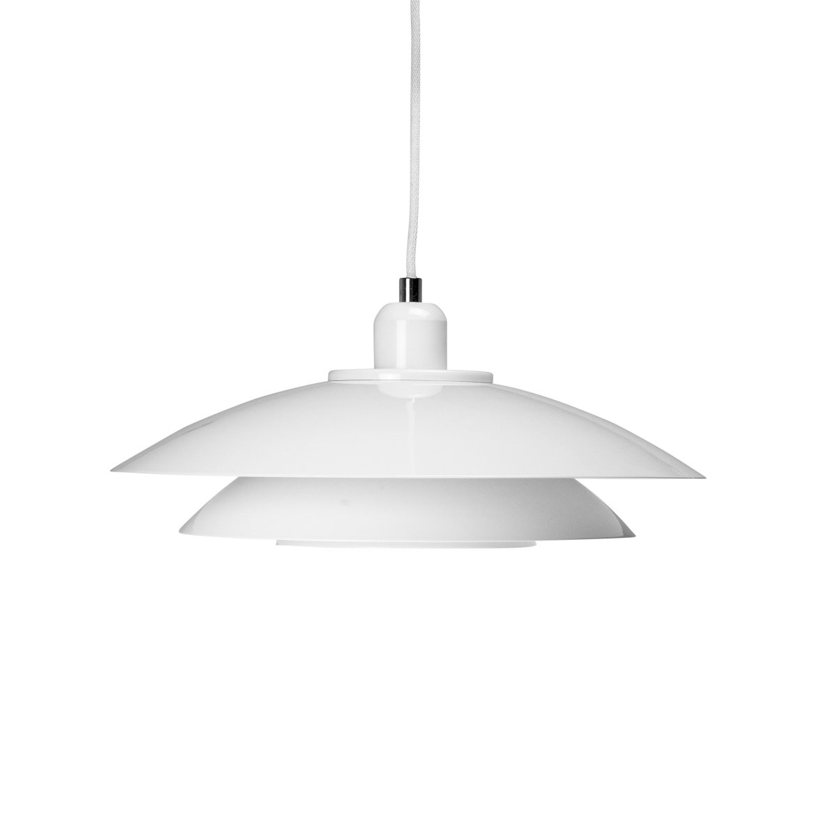 Kaje Ø40 Weiß hängelampe Von Dyberg Larsen - Die Deckenleuchte Kaje aus weißem Metall hat ein elegantes und geradliniges Design.