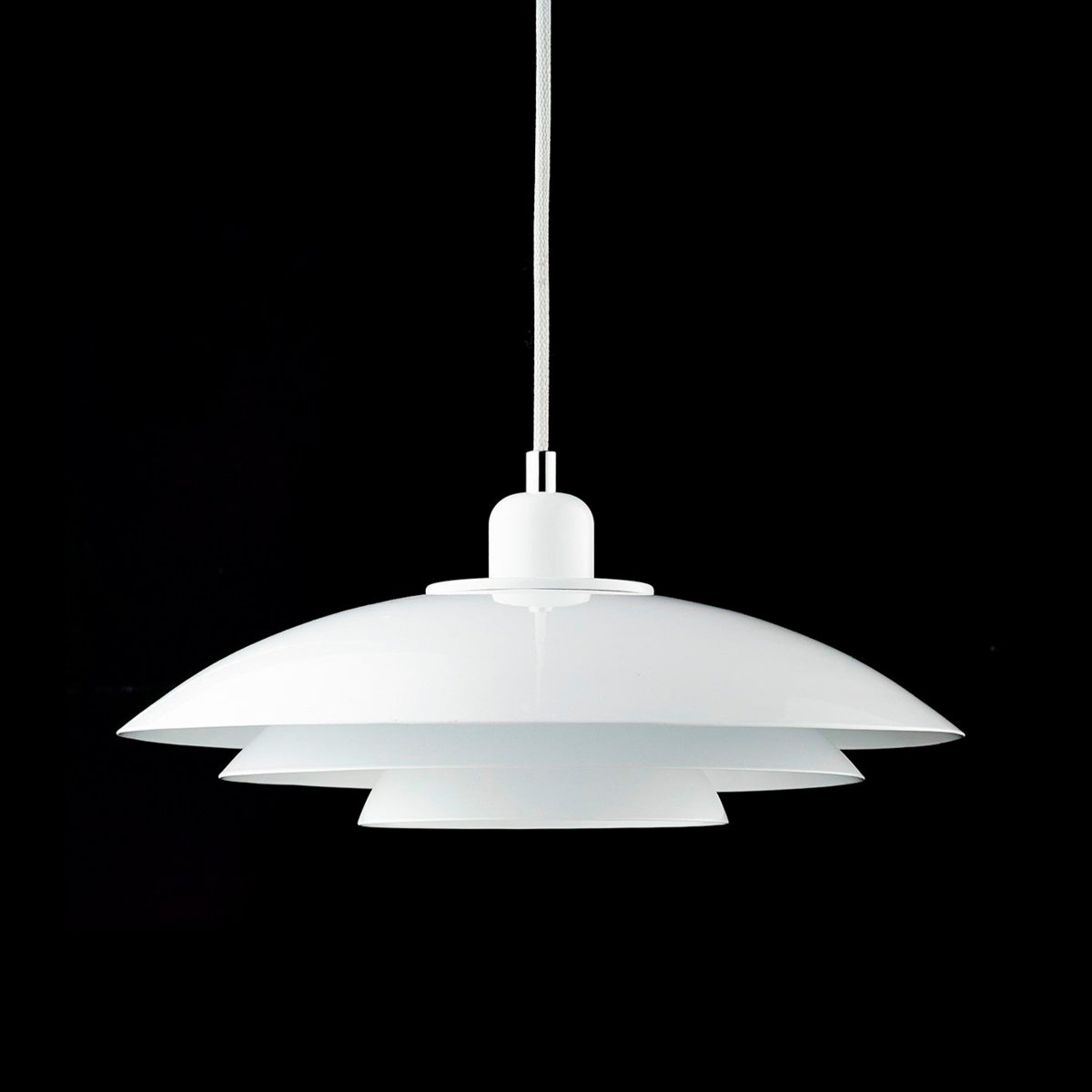 Kaje Ø40 Weiß hängelampe Von Dyberg Larsen - Die Deckenleuchte Kaje aus weißem Metall hat ein elegantes und geradliniges Design.