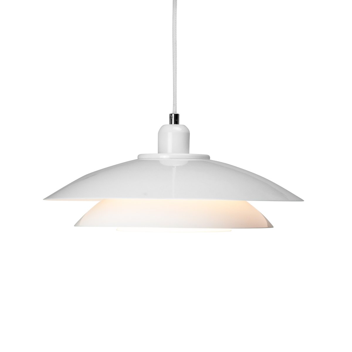 Kaje Ø40 Weiß hängelampe Von Dyberg Larsen - Die Deckenleuchte Kaje aus weißem Metall hat ein elegantes und geradliniges Design.