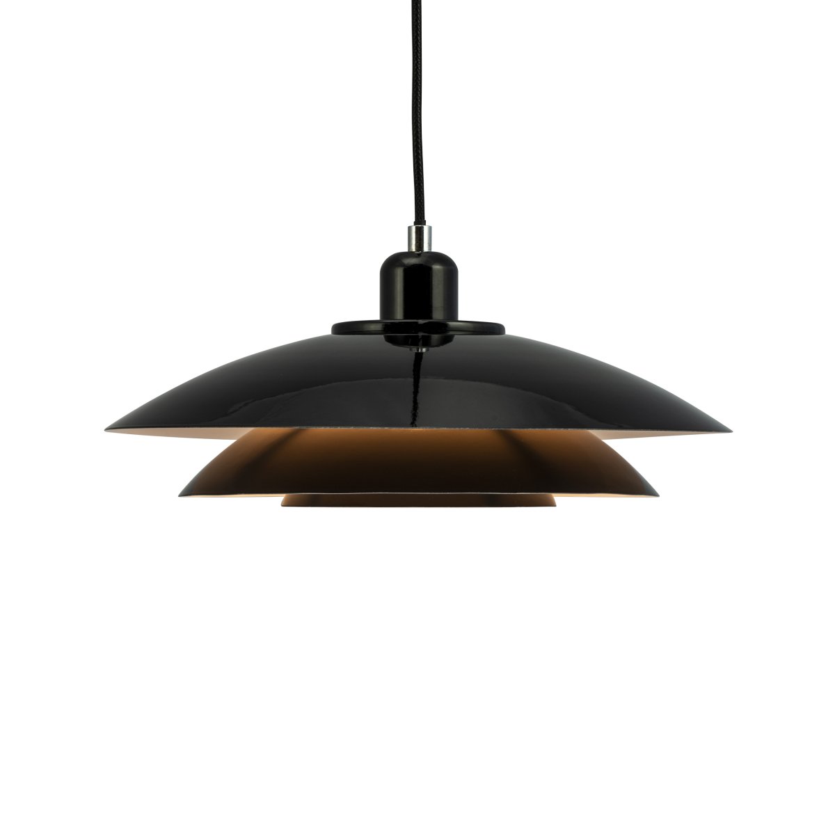 Kaje Ø40 Schwarz hängelampe Von Dyberg Larsen - Die Deckenleuchte Kaje aus schwarzem Metall hat ein elegantes und geradliniges Design.