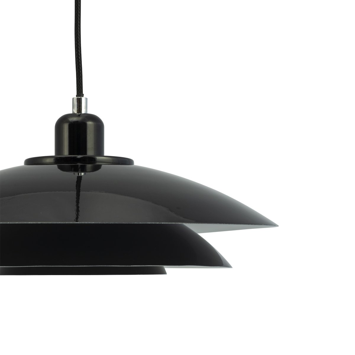 Kaje Ø40 Schwarz hängelampe Von Dyberg Larsen - Die Deckenleuchte Kaje aus schwarzem Metall hat ein elegantes und geradliniges Design.