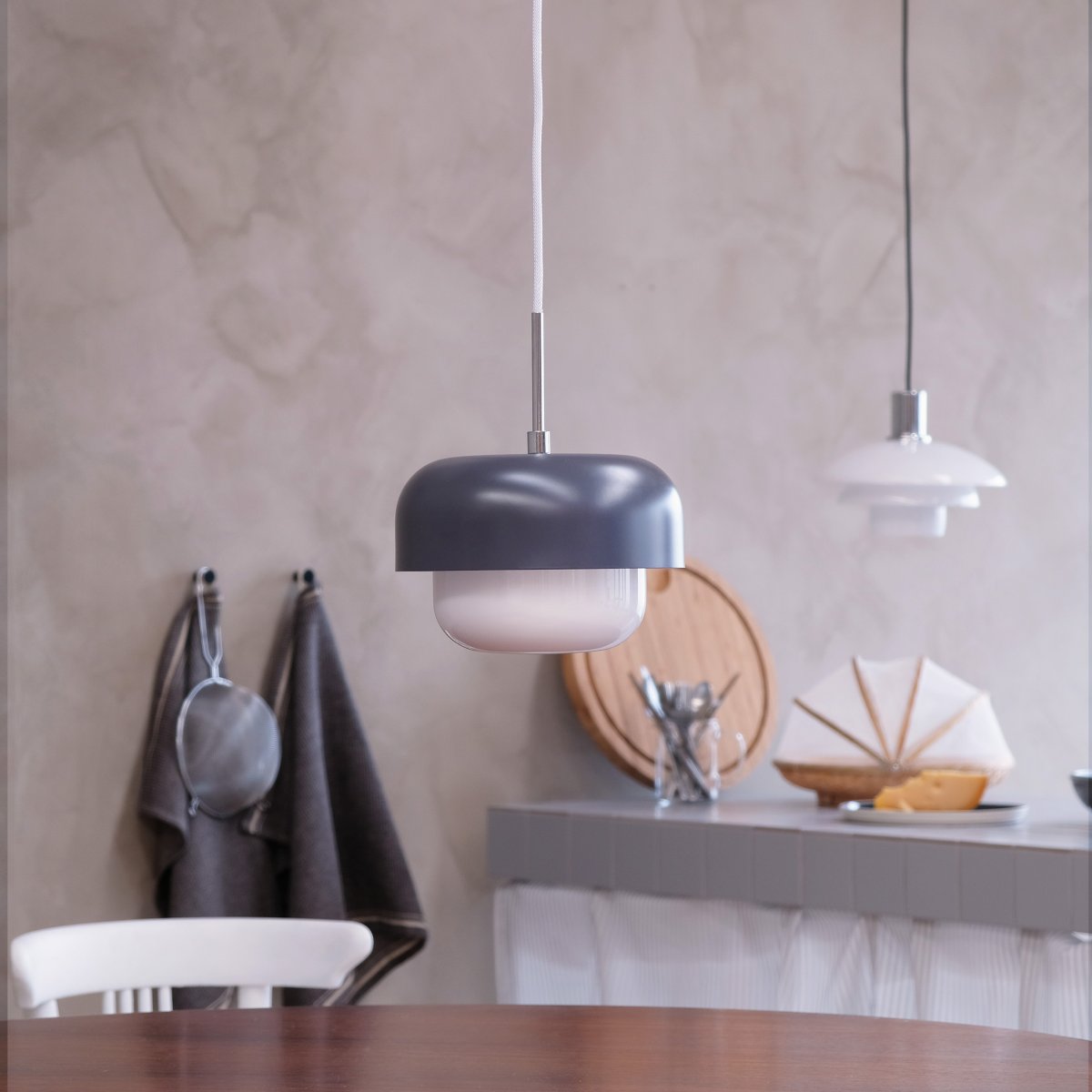 Haipot Ø23 Dunkelgrau hängelampe Von Dyberg Larsen - Die Haipot-Lampe hat einen eleganten Lampenschirm aus Opalglas und einen gedämpften grauen Farbton.