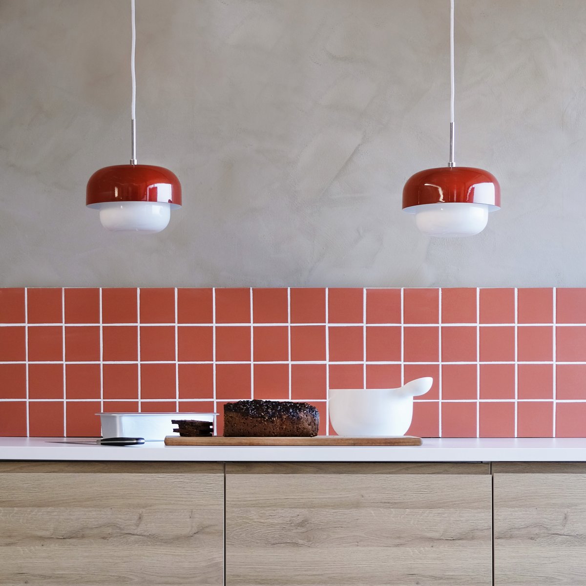 Haipot Ø23 Dunkelrot hängelampe Von Dyberg Larsen - Die Haipot-Lampe hat einen eleganten Lampenschirm aus Opalglas und einen gedeckt roten Metallschirm.