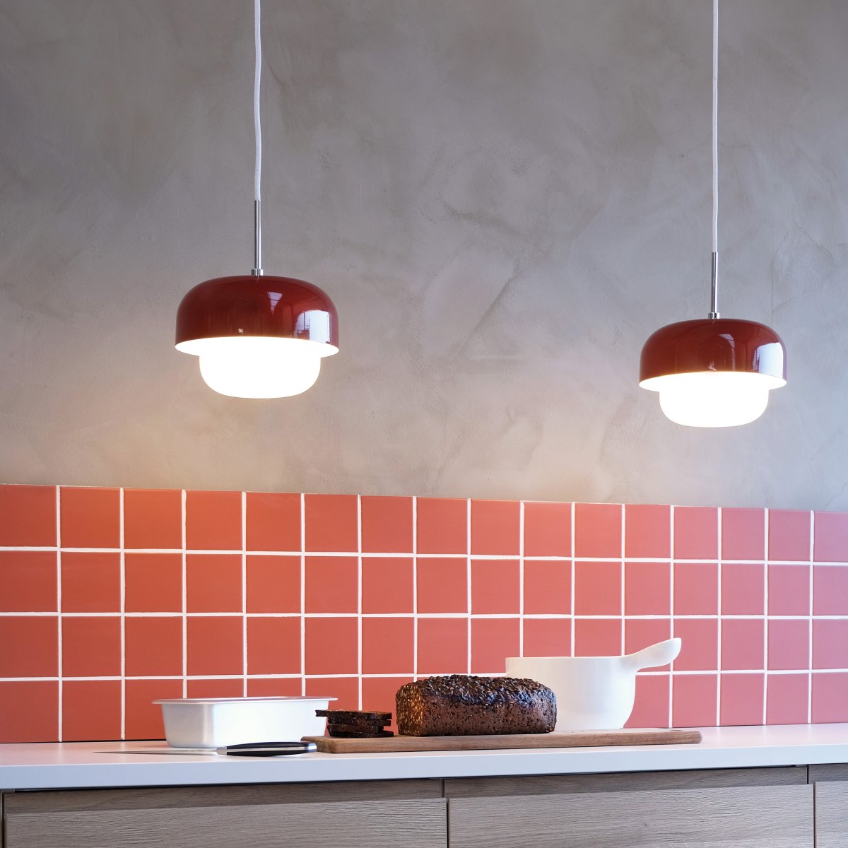 Haipot Ø23 Dunkelrot hängelampe Von Dyberg Larsen - Die Haipot-Lampe hat einen eleganten Lampenschirm aus Opalglas und einen gedeckt roten Metallschirm.