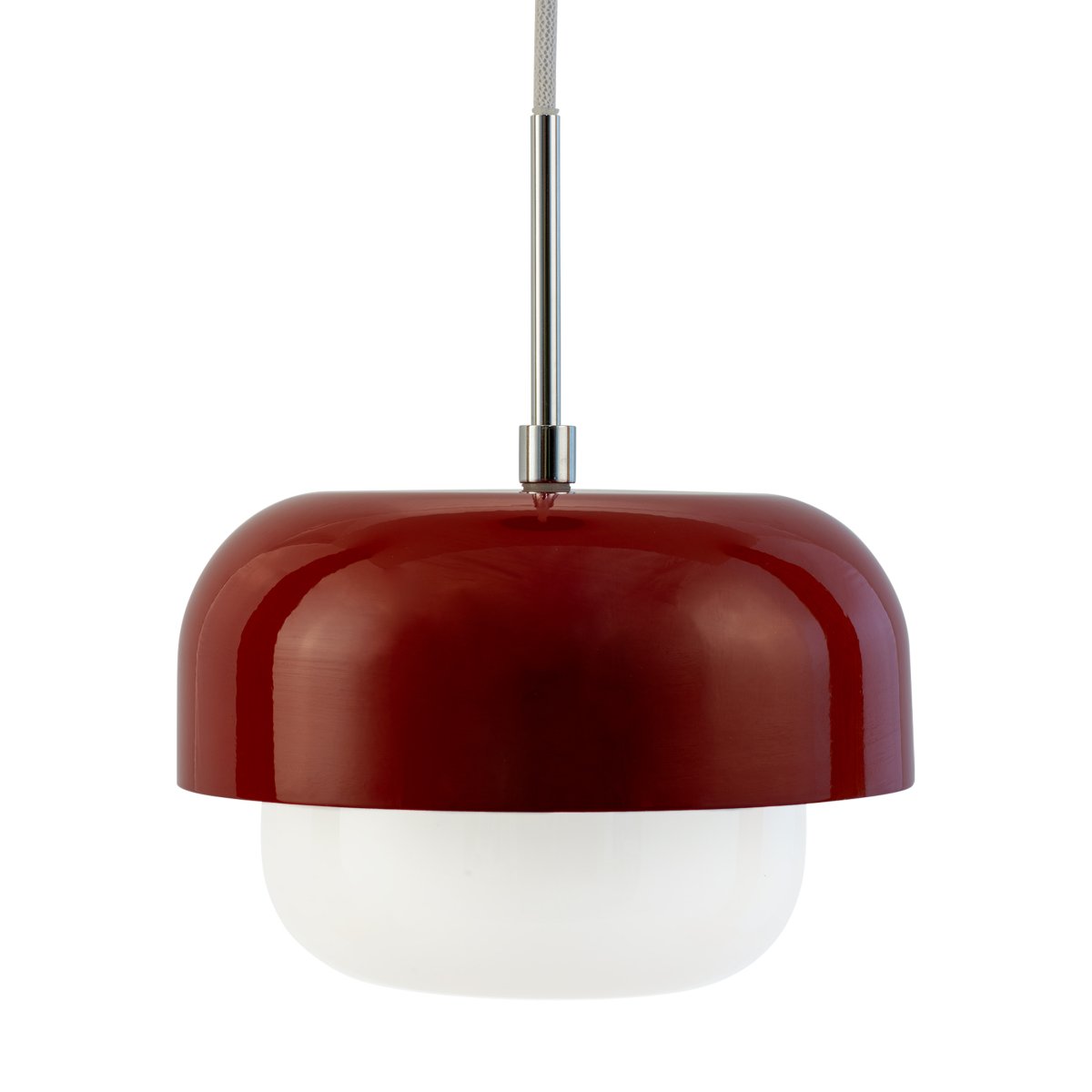 Haipot Ø23 Dunkelrot hängelampe Von Dyberg Larsen - Die Haipot-Lampe hat einen eleganten Lampenschirm aus Opalglas und einen gedeckt roten Metallschirm.