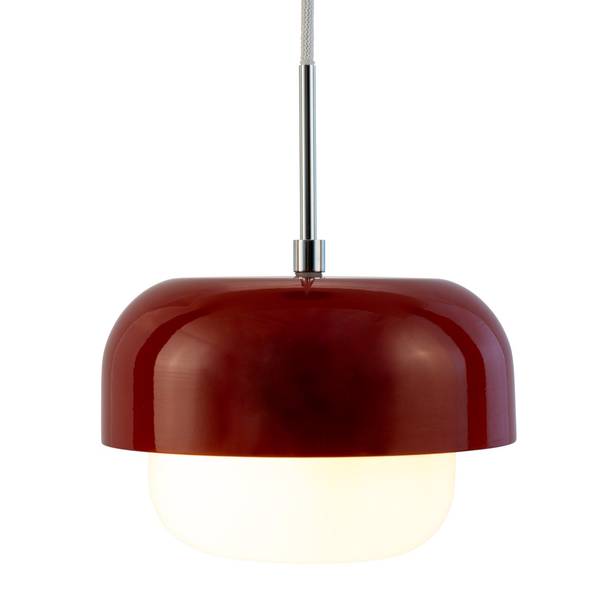 Haipot Ø23 Dunkelrot hängelampe Von Dyberg Larsen - Die Haipot-Lampe hat einen eleganten Lampenschirm aus Opalglas und einen gedeckt roten Metallschirm.