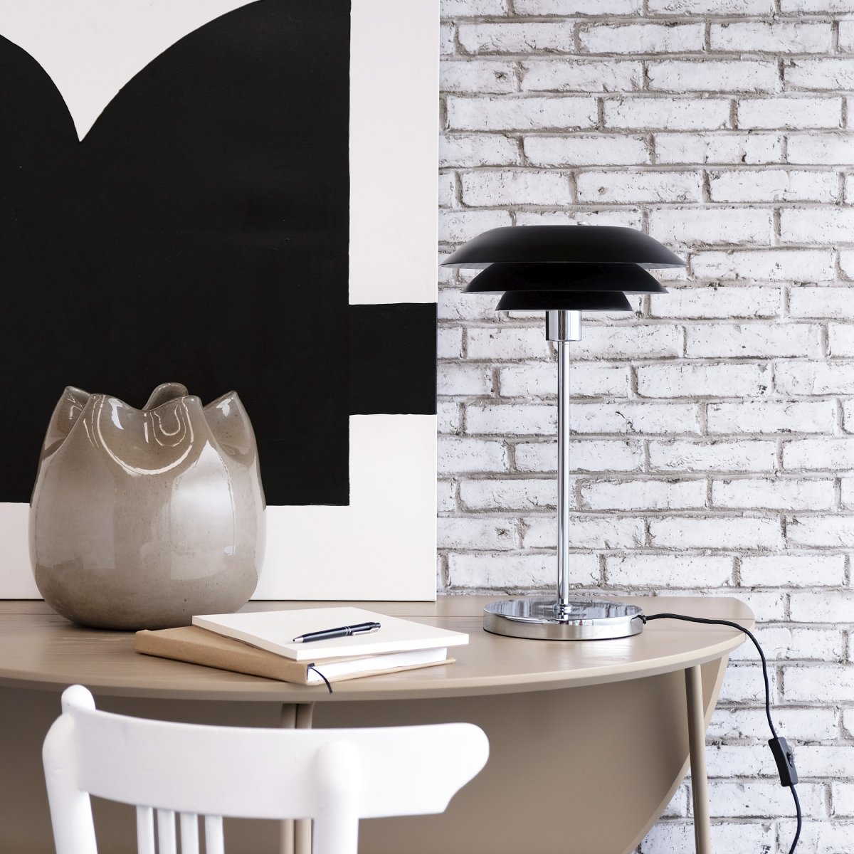 DL31 50cm Schwarz tischlampe Von Dyberg Larsen - Die Tischlampe ist klassisch und dramatisch in Schwarz kombiniert mit verchromtem Metall, perfekt f&uuml;r eine dunkle Ecke im Haus, im Fenster oder als elegantes Einrichtungsdetail an sich.