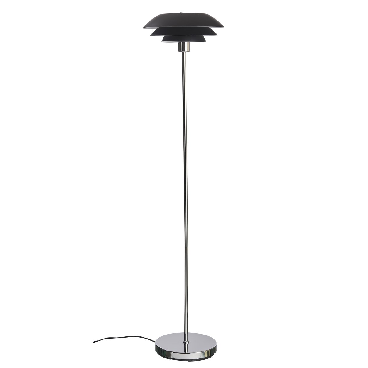 DL31 Schwarz stehlampe Von Dyberg Larsen - Die Stehlampe ist klassisch und dramatisch in Schwarz kombiniert mit verchromtem Metall, perfekt f&uuml;r eine dunkle Ecke im Haus, neben dem Sofa oder als elegantes Einrichtungsdetail f&uuml;r sich.
