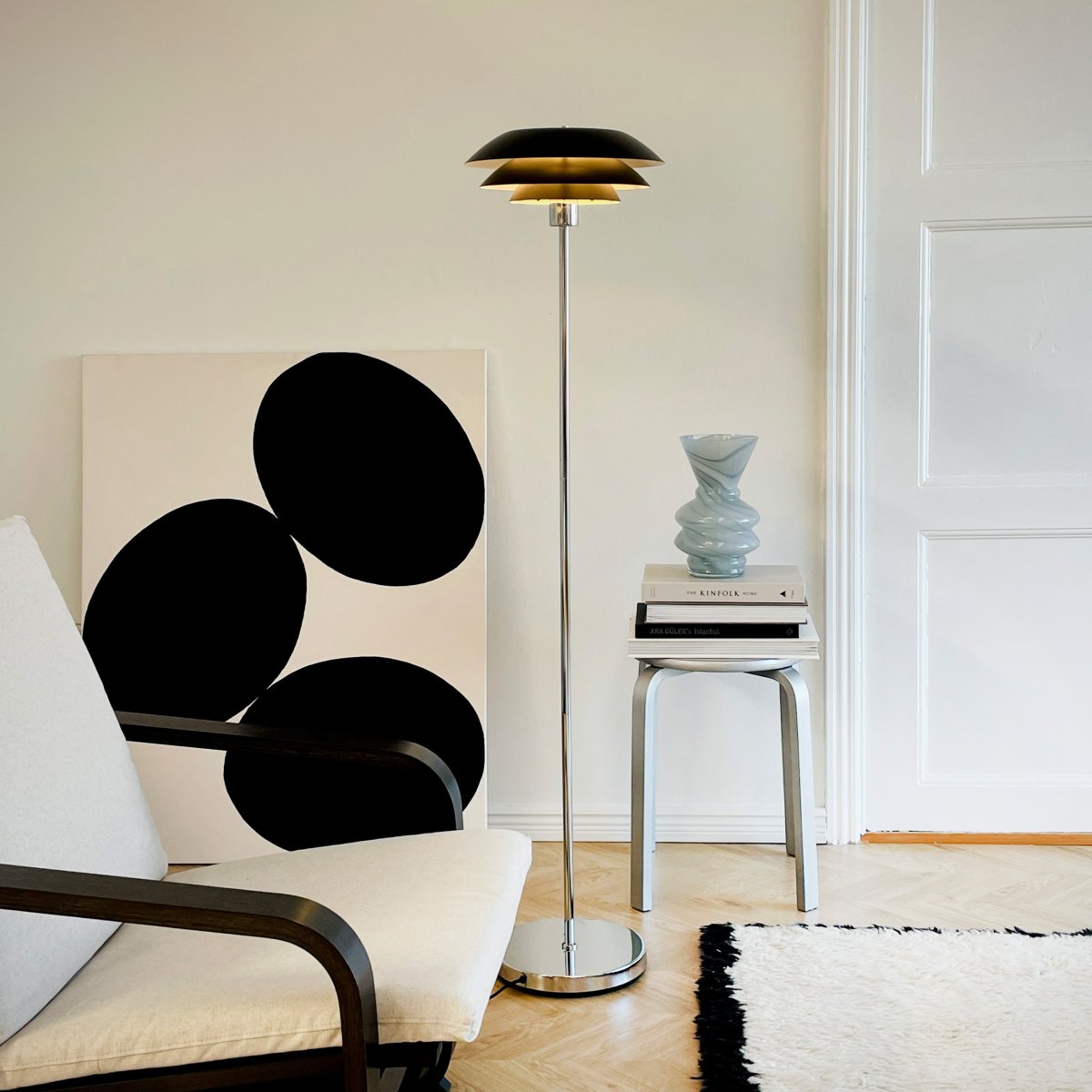 DL31 Schwarz stehlampe Von Dyberg Larsen - Die Stehlampe ist klassisch und dramatisch in Schwarz kombiniert mit verchromtem Metall, perfekt f&uuml;r eine dunkle Ecke im Haus, neben dem Sofa oder als elegantes Einrichtungsdetail f&uuml;r sich.