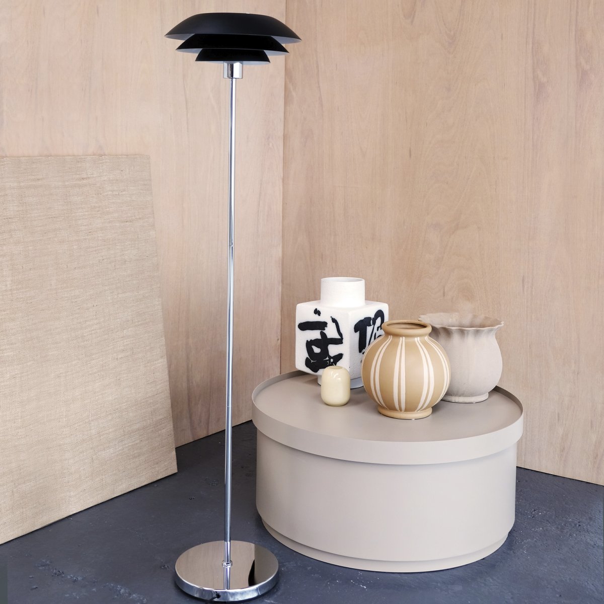 DL31 Schwarz stehlampe Von Dyberg Larsen - Die Stehlampe ist klassisch und dramatisch in Schwarz kombiniert mit verchromtem Metall, perfekt f&uuml;r eine dunkle Ecke im Haus, neben dem Sofa oder als elegantes Einrichtungsdetail f&uuml;r sich.