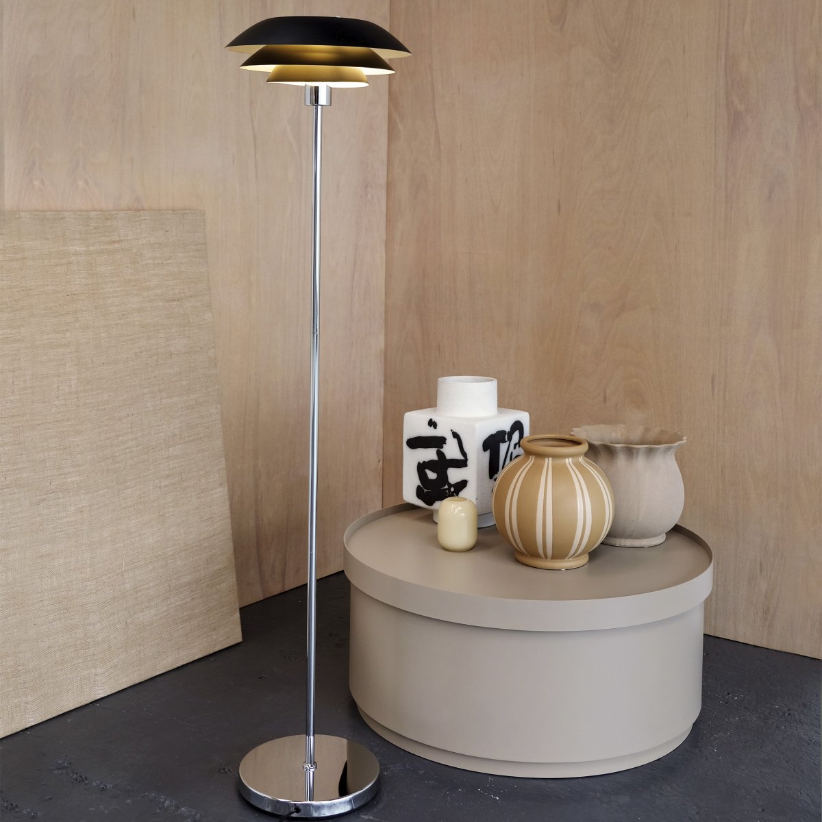 DL31 Schwarz stehlampe Von Dyberg Larsen - Die Stehlampe ist klassisch und dramatisch in Schwarz kombiniert mit verchromtem Metall, perfekt f&uuml;r eine dunkle Ecke im Haus, neben dem Sofa oder als elegantes Einrichtungsdetail f&uuml;r sich.