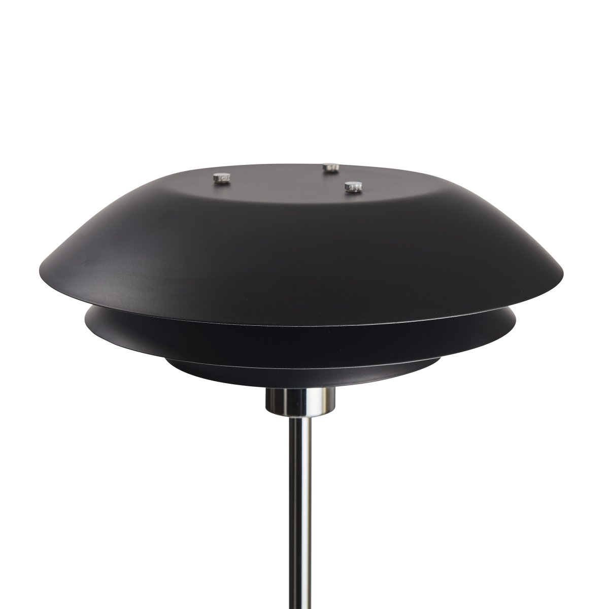 DL31 Schwarz stehlampe Von Dyberg Larsen - Die Stehlampe ist klassisch und dramatisch in Schwarz kombiniert mit verchromtem Metall, perfekt f&uuml;r eine dunkle Ecke im Haus, neben dem Sofa oder als elegantes Einrichtungsdetail f&uuml;r sich.