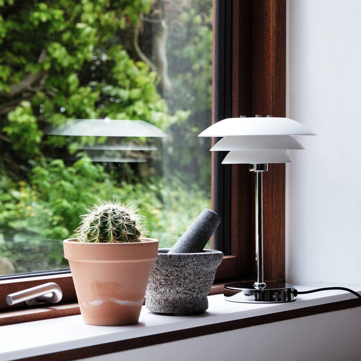 DL20 30cm Weiß tischlampe Von Dyberg Larsen - Die Tischleuchte DL20 mit verchromtem Metallfu&szlig; und wei&szlig;en Metallschirmen ist eine elegante Leuchte, die perfekt passt.