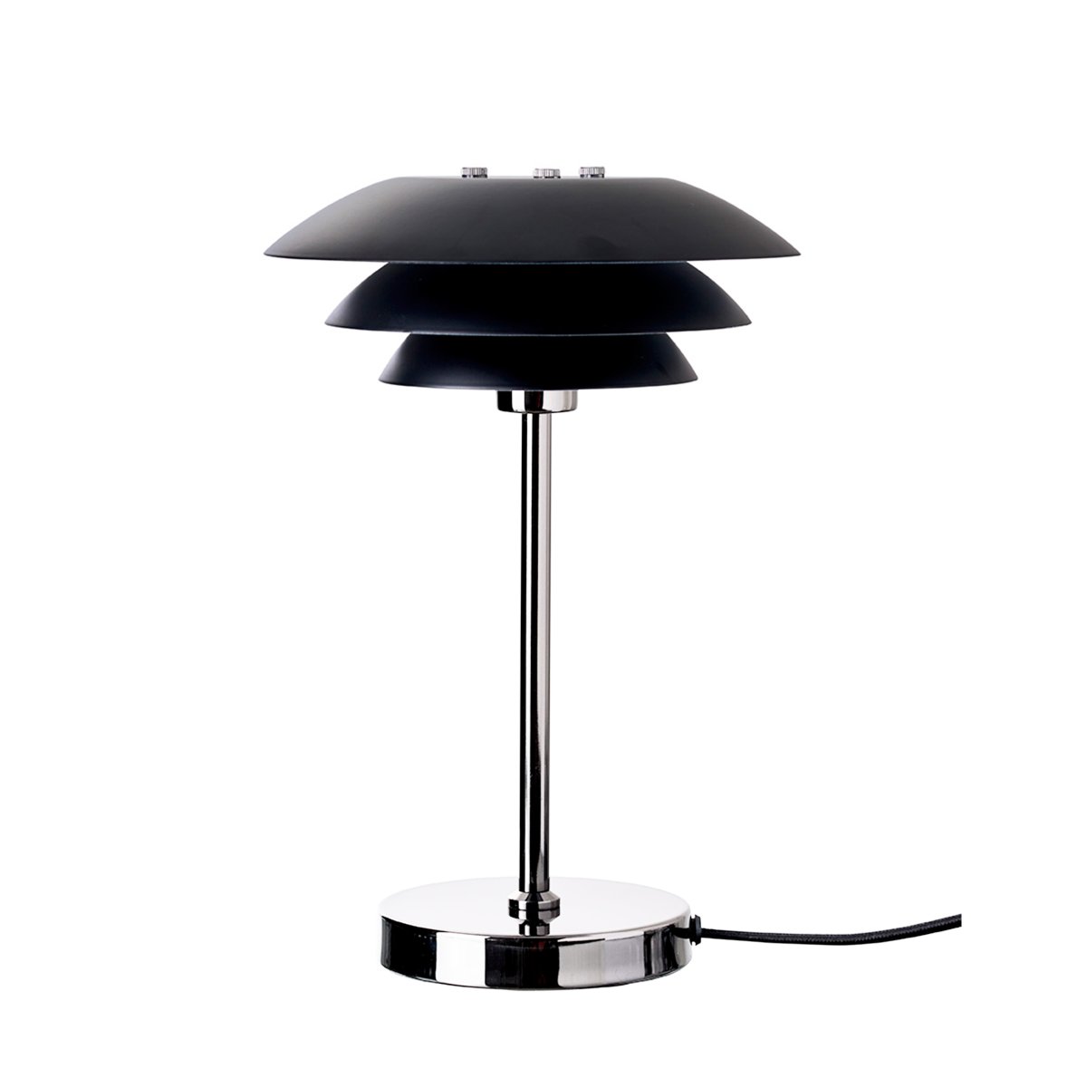 DL20 30cm Schwarz tischlampe Von Dyberg Larsen - Die Tischleuchte DL20 mit verchromtem Metallfu&szlig; und schwarzen Metallschirmen ist eine elegante Leuchte, die perfekt passt.
