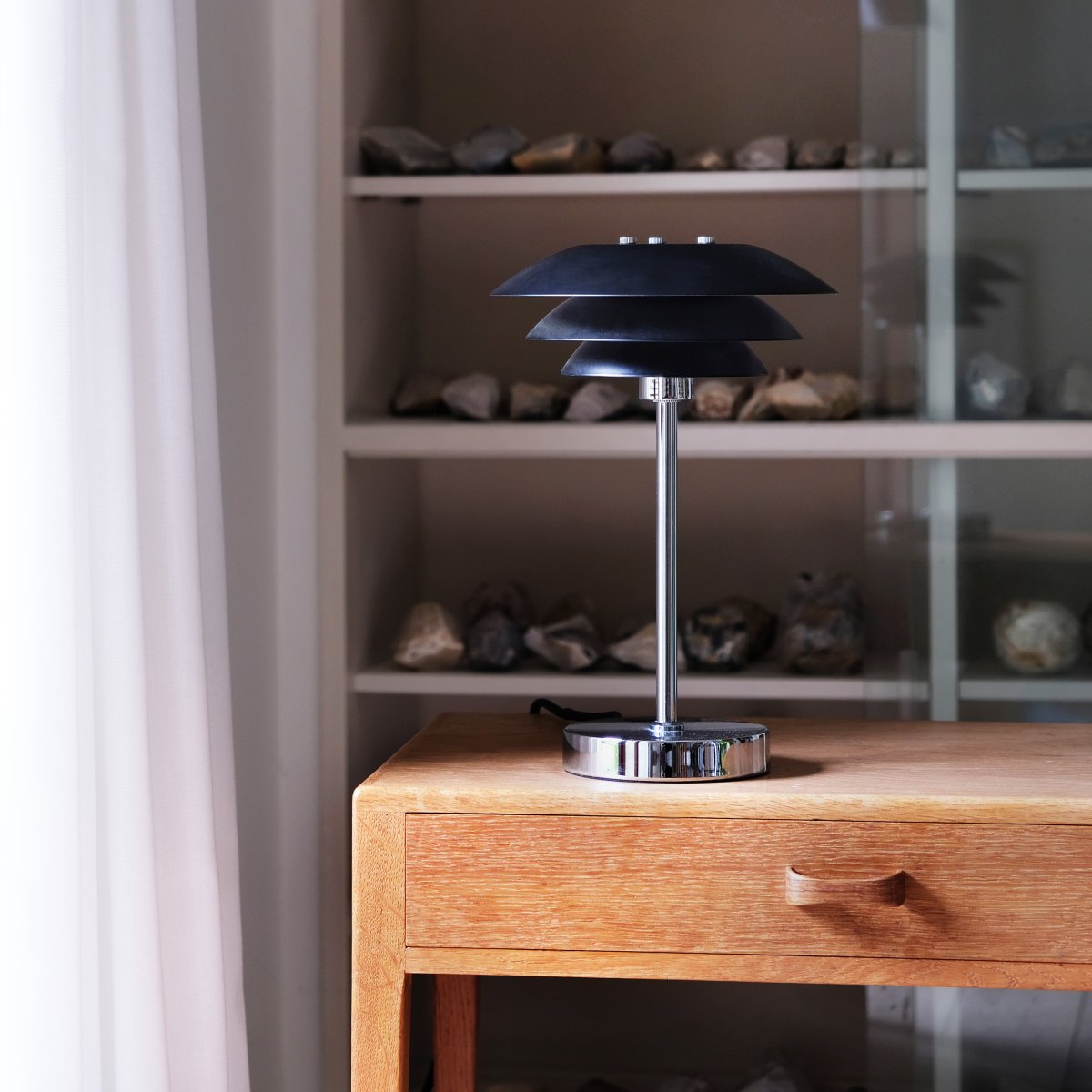 DL20 30cm Schwarz tischlampe Von Dyberg Larsen - Die Tischleuchte DL20 mit verchromtem Metallfu&szlig; und schwarzen Metallschirmen ist eine elegante Leuchte, die perfekt passt.
