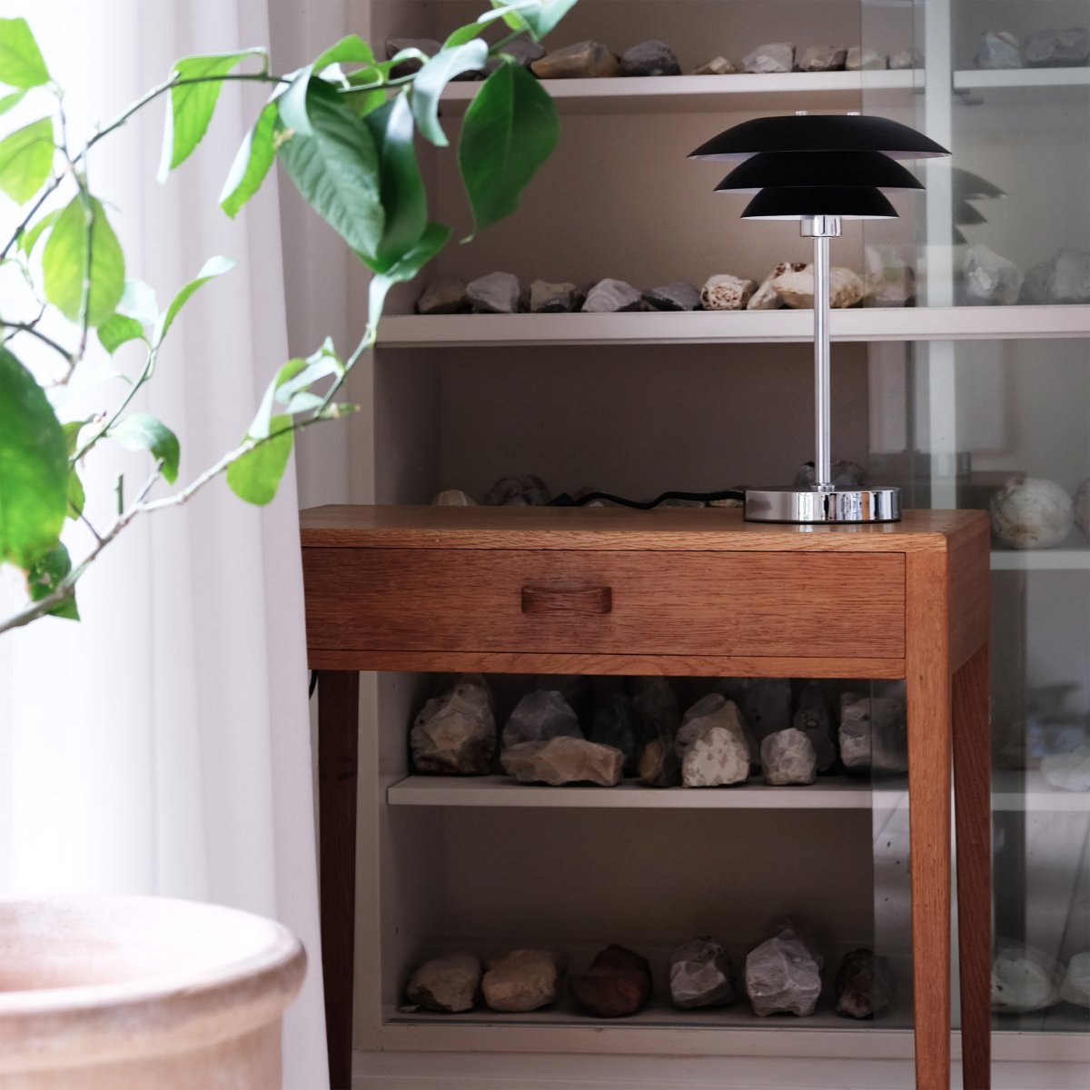 DL20 30cm Schwarz tischlampe Von Dyberg Larsen - Die Tischleuchte DL20 mit verchromtem Metallfu&szlig; und schwarzen Metallschirmen ist eine elegante Leuchte, die perfekt passt.