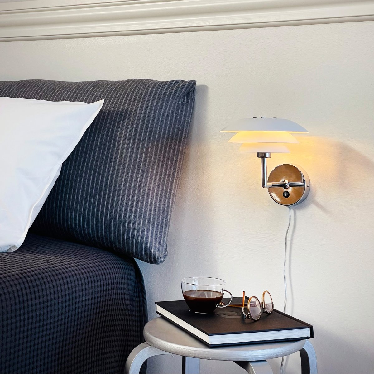 DL20 Weiß wandlampe Von Dyberg Larsen - Die Wandleuchte DL20 hat ein zeitloses und schlichtes Design, besteht aus drei Schirmen, diese Leuchte ist einfach zu installieren und sorgt f&uuml;r ein sch&ouml;nes Licht.