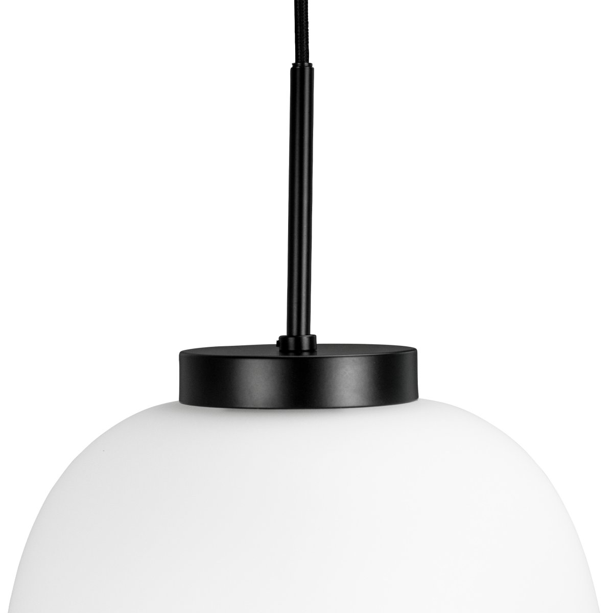 DL39 Ø25 Schwarz hängelampe Von Dyberg Larsen - Die Pendelleuchte DL39 ist eine harmonische und schlichte Lampe, die von klassischen Linien und minimalistischem Dekor inspiriert ist.