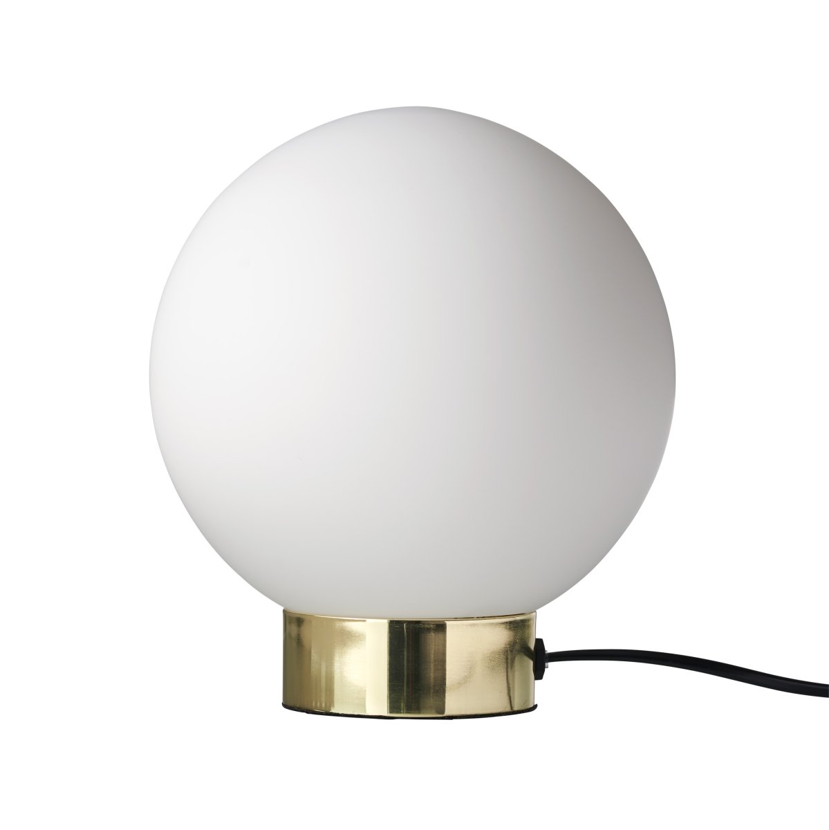 Barcelona 23cm Messing tischlampe Von Dyberg Larsen - Barcelona ist eine schlichte und elegante Lampe mit einem Sockel aus poliertem Messing und einer Kugel aus mattiertem Opalglas, die ein angenehmes Licht in der Umgebung verbreitet.
