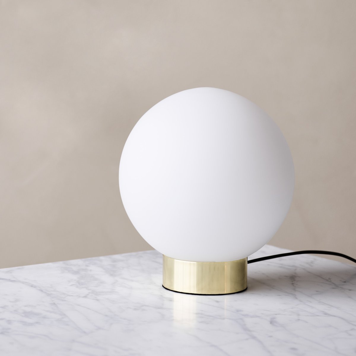 Barcelona 23cm Messing tischlampe Von Dyberg Larsen - Barcelona ist eine schlichte und elegante Lampe mit einem Sockel aus poliertem Messing und einer Kugel aus mattiertem Opalglas, die ein angenehmes Licht in der Umgebung verbreitet.
