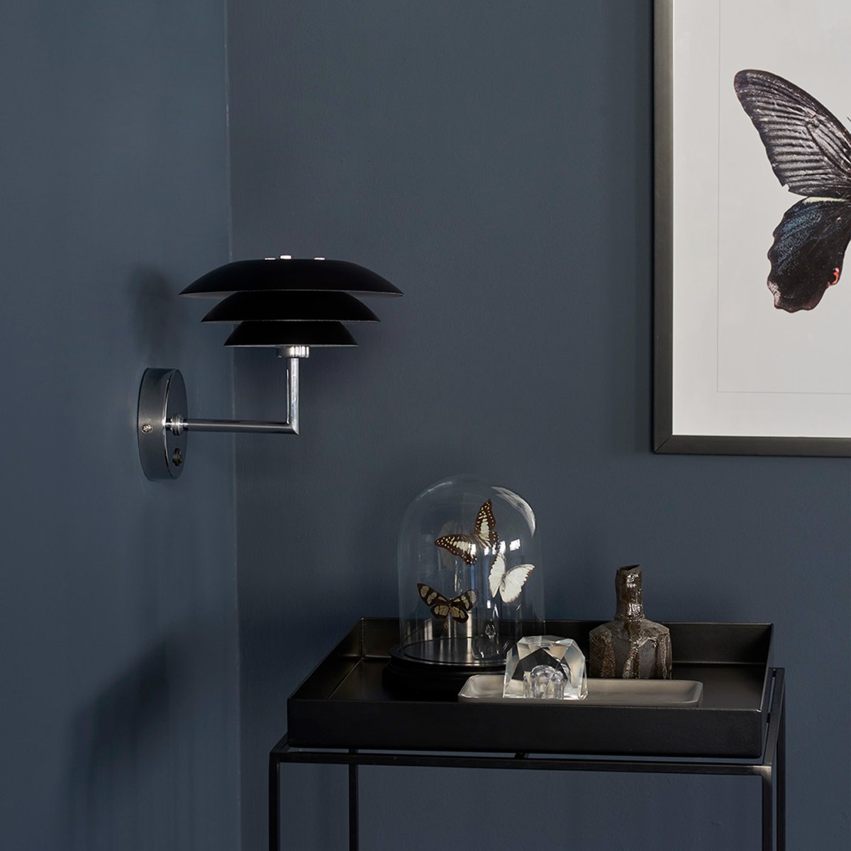 DL20 Schwarz wandlampe Von Dyberg Larsen - Die Wandleuchte DL20 hat ein klassisches und schlichtes Design mit drei Schirmen, die ein schönes und blendfreies Licht erzeugen.