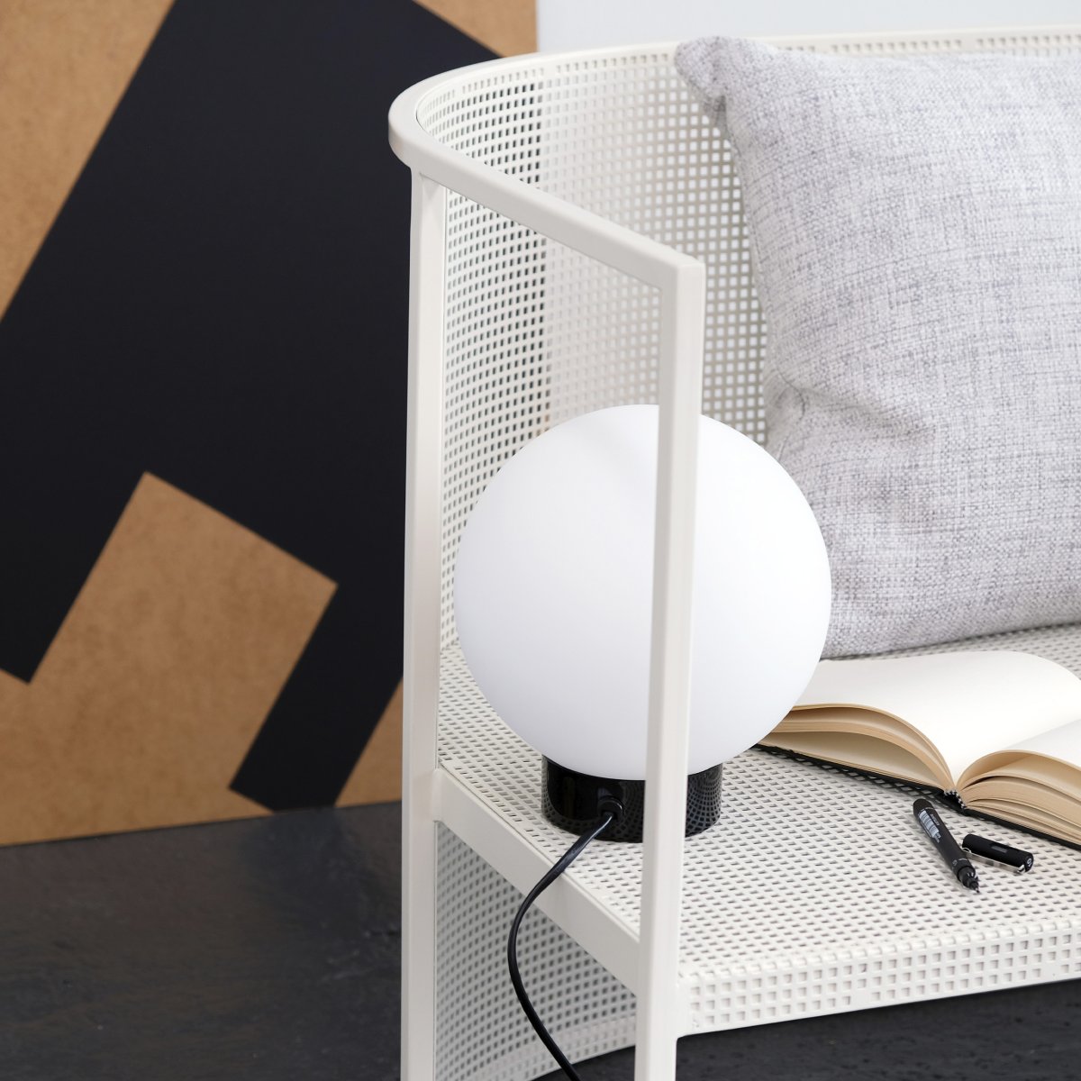 Barcelona 23cm Hochglanzschwarz tischlampe Von Dyberg Larsen - Barcelona ist eine schlichte und elegante Lampe mit einem Sockel aus glänzendem schwarzem Metall und einer Kugel aus mattiertem Opalglas, die ein angenehmes Licht in der Umgebung verbreitet.