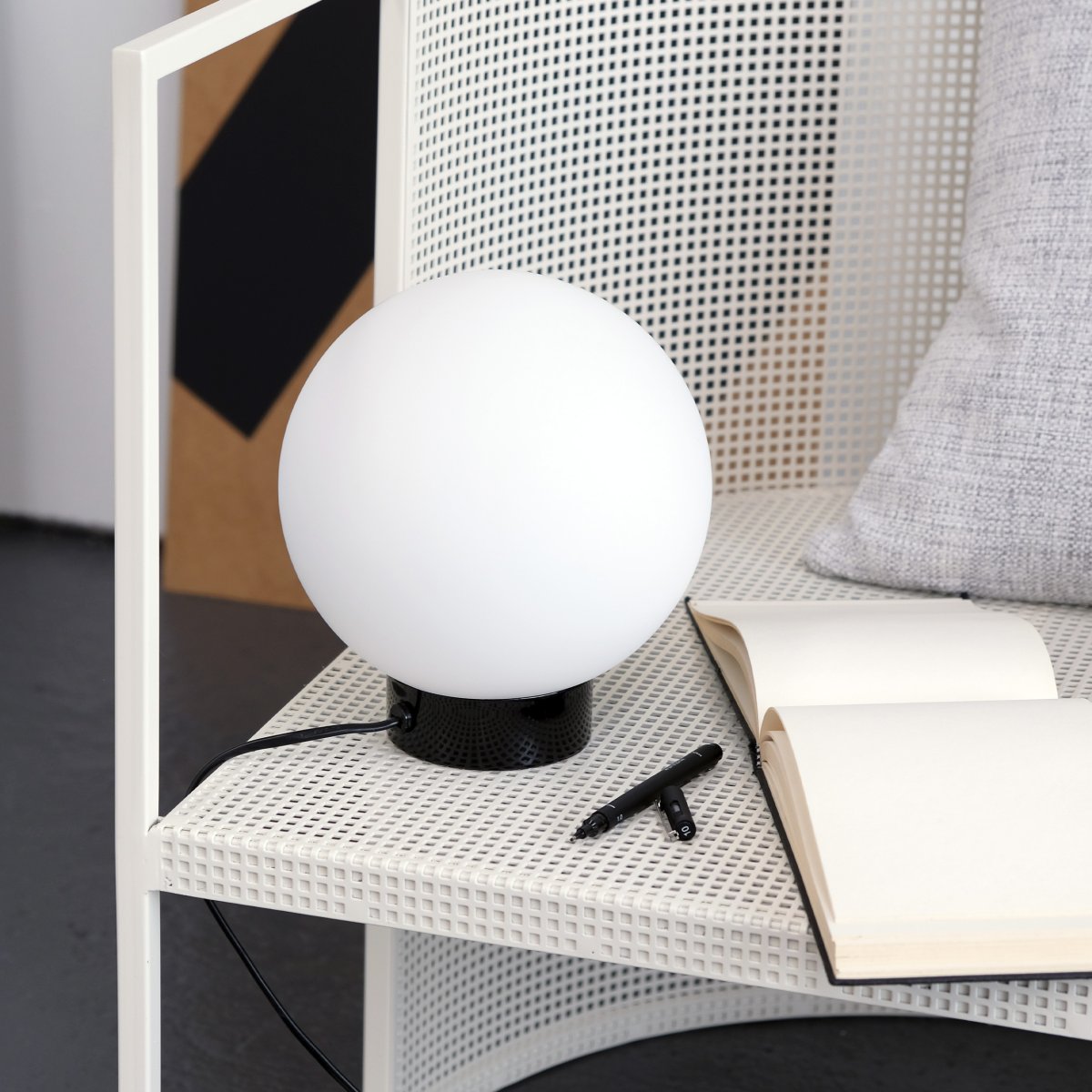Barcelona 23cm Hochglanzschwarz tischlampe Von Dyberg Larsen - Barcelona ist eine schlichte und elegante Lampe mit einem Sockel aus glänzendem schwarzem Metall und einer Kugel aus mattiertem Opalglas, die ein angenehmes Licht in der Umgebung verbreitet.