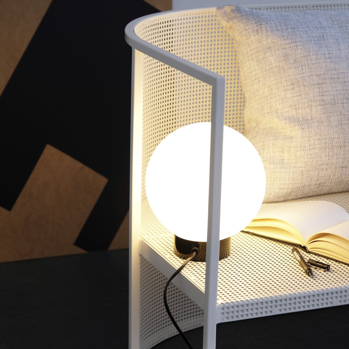 Barcelona 23cm Hochglanzschwarz tischlampe Von Dyberg Larsen - Barcelona ist eine schlichte und elegante Lampe mit einem Sockel aus glänzendem schwarzem Metall und einer Kugel aus mattiertem Opalglas, die ein angenehmes Licht in der Umgebung verbreitet.