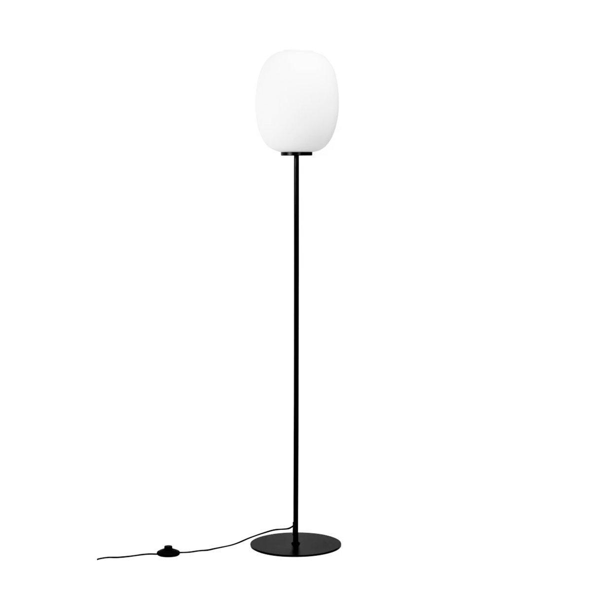 DL39 Schwarz stehlampe Von Dyberg Larsen - Die Stehleuchte DL39 ist eine einzigartige und aufregende Leuchte mit einem harmonischen und schlichten Design, das von klassischen minimalistischen Linien inspiriert ist.