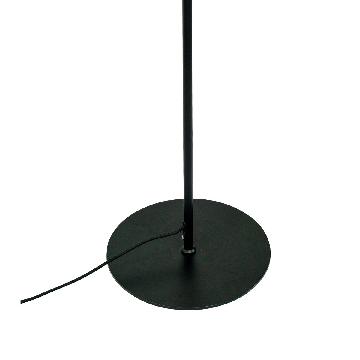 DL39 Schwarz stehlampe Von Dyberg Larsen - Die Stehleuchte DL39 ist eine einzigartige und aufregende Leuchte mit einem harmonischen und schlichten Design, das von klassischen minimalistischen Linien inspiriert ist.