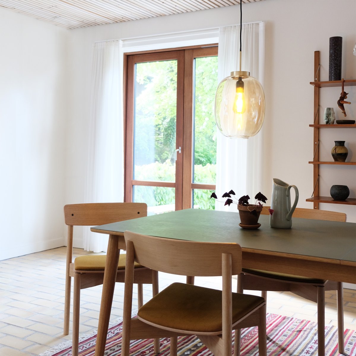 DL39 Ø25 Messing hängelampe Von Dyberg Larsen - Die Kombination aus bernsteinfarbenem Glas und Messing macht es zu einem dekorativen Einrichtungsdetail im Zuhause.