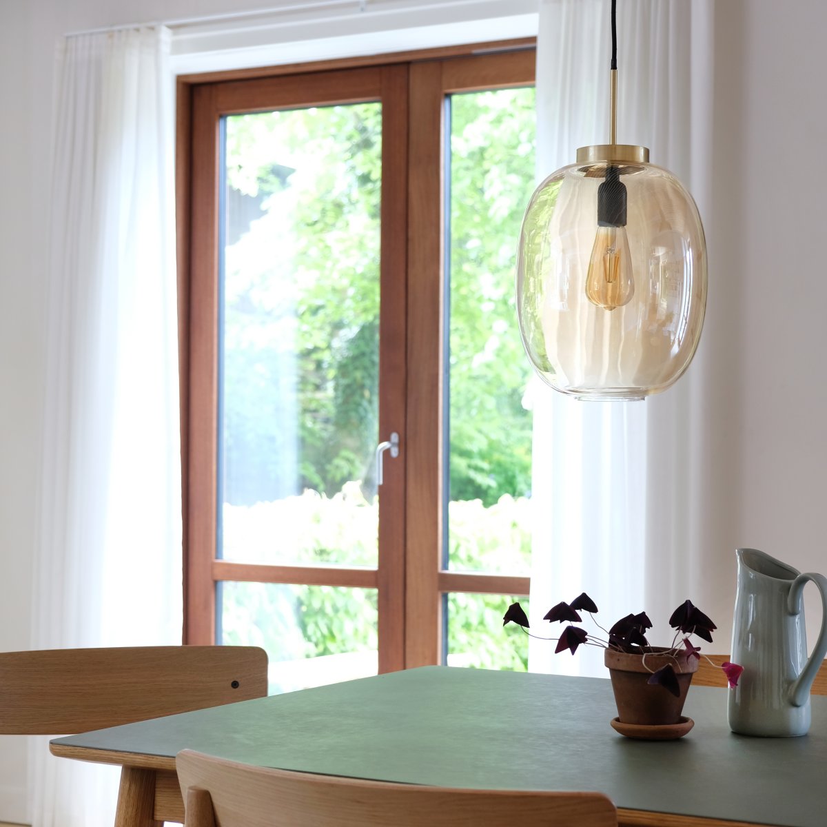 DL39 Ø25 Messing hängelampe Von Dyberg Larsen - Die Kombination aus bernsteinfarbenem Glas und Messing macht es zu einem dekorativen Einrichtungsdetail im Zuhause.