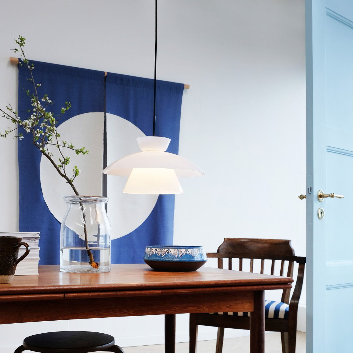 Valby Ø38 Opal hängelampe Von Dyberg Larsen - Die Valby Opal-Deckenleuchte wird mit einem 3 m langen schwarzen Textilkabel geliefert, das Ihnen die Möglichkeit gibt, die Lampe aufzuhängen.