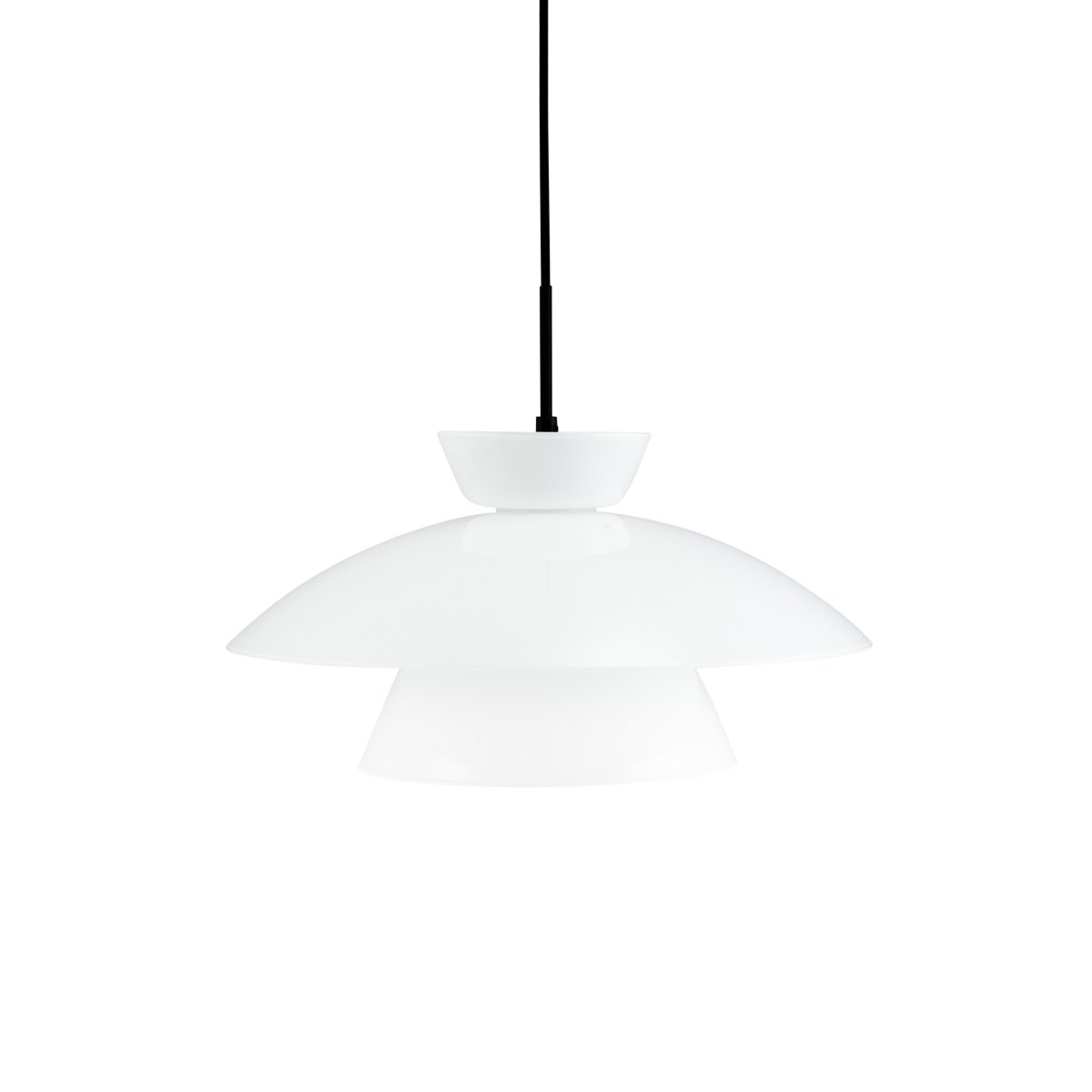 Valby Ø20 Opal hängelampe Von Dyberg Larsen - Die Valby Opal-Deckenleuchte wird mit einem 3 m langen schwarzen Textilkabel geliefert, das Ihnen die Möglichkeit gibt, die Lampe aufzuhängen.