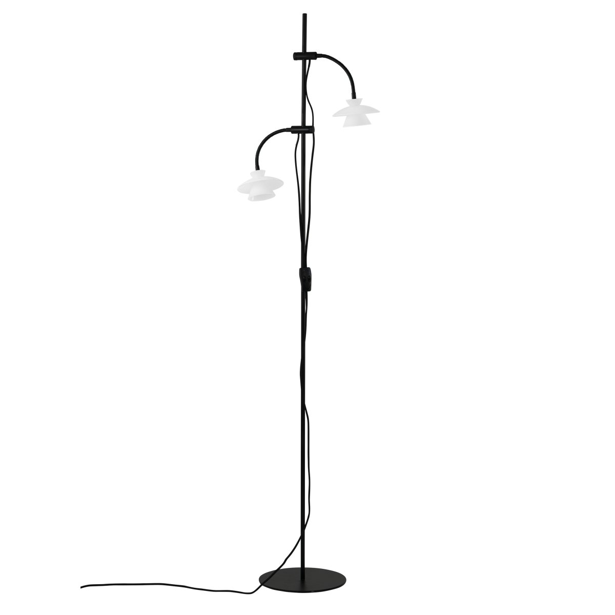 Valby Schwarz stehlampe Von Dyberg Larsen - Die Valby-Stehleuchte aus Opalglas mit schwarzem Metallsockel ist eine stilvolle und klassische Leuchte, die in jedes Zuhause passt.