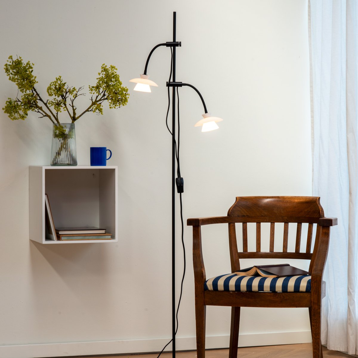 Valby Schwarz stehlampe Von Dyberg Larsen - Die Valby-Stehleuchte aus Opalglas mit schwarzem Metallsockel ist eine stilvolle und klassische Leuchte, die in jedes Zuhause passt.