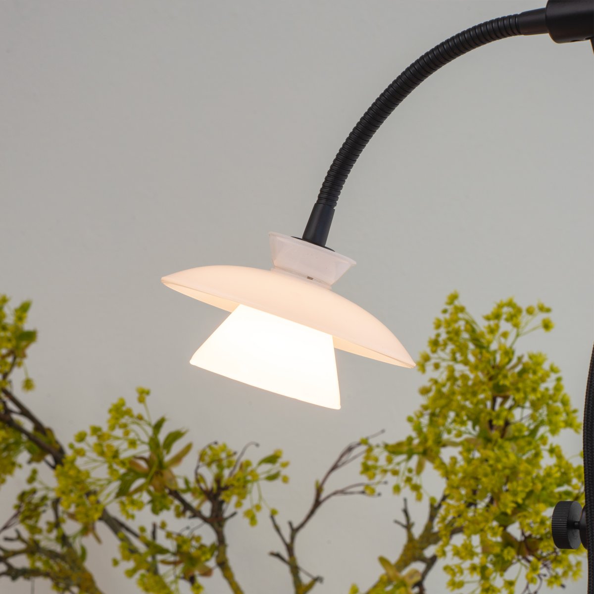 Valby Schwarz stehlampe Von Dyberg Larsen - Die Valby-Stehleuchte aus Opalglas mit schwarzem Metallsockel ist eine stilvolle und klassische Leuchte, die in jedes Zuhause passt.