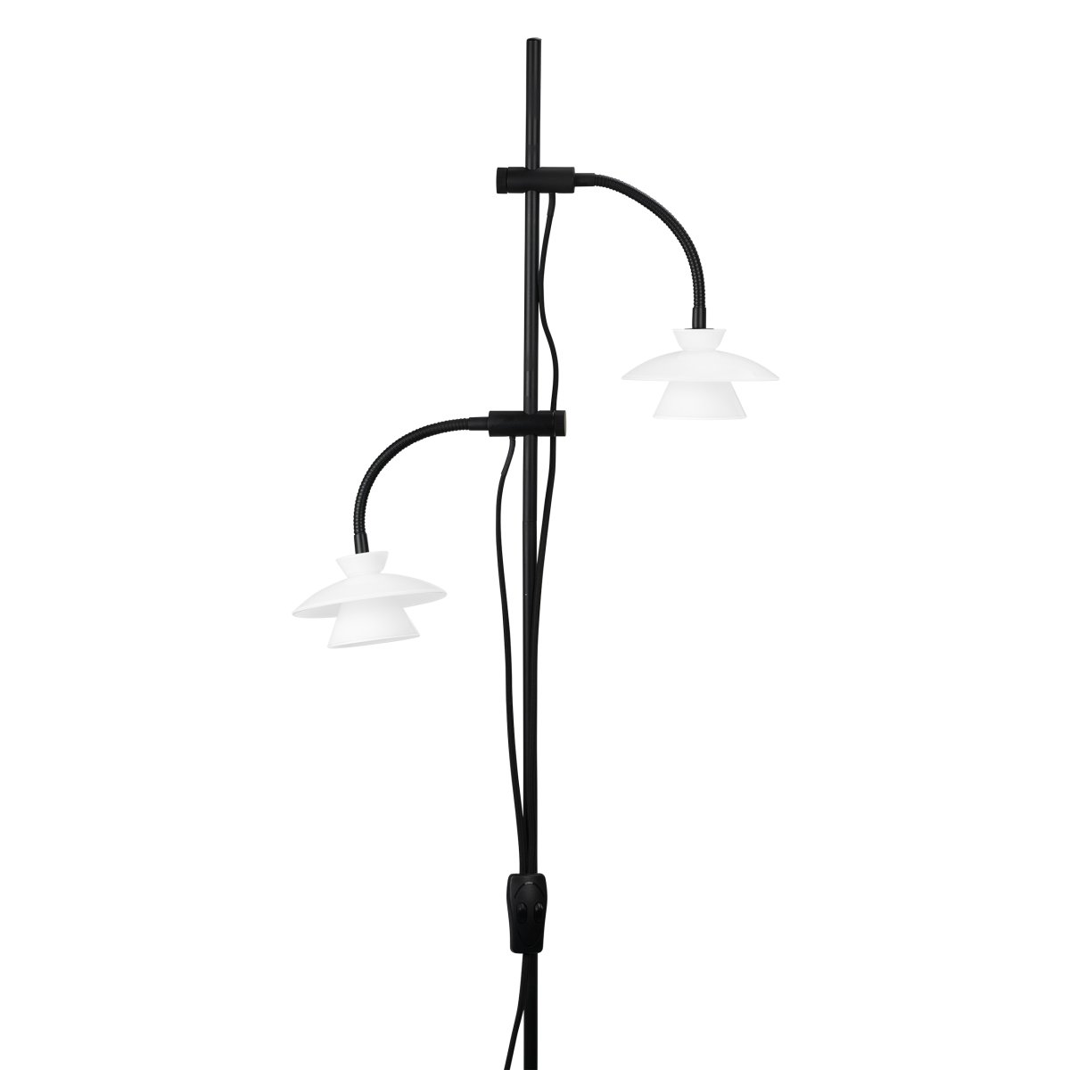 Valby Schwarz stehlampe Von Dyberg Larsen - Die Valby-Stehleuchte aus Opalglas mit schwarzem Metallsockel ist eine stilvolle und klassische Leuchte, die in jedes Zuhause passt.