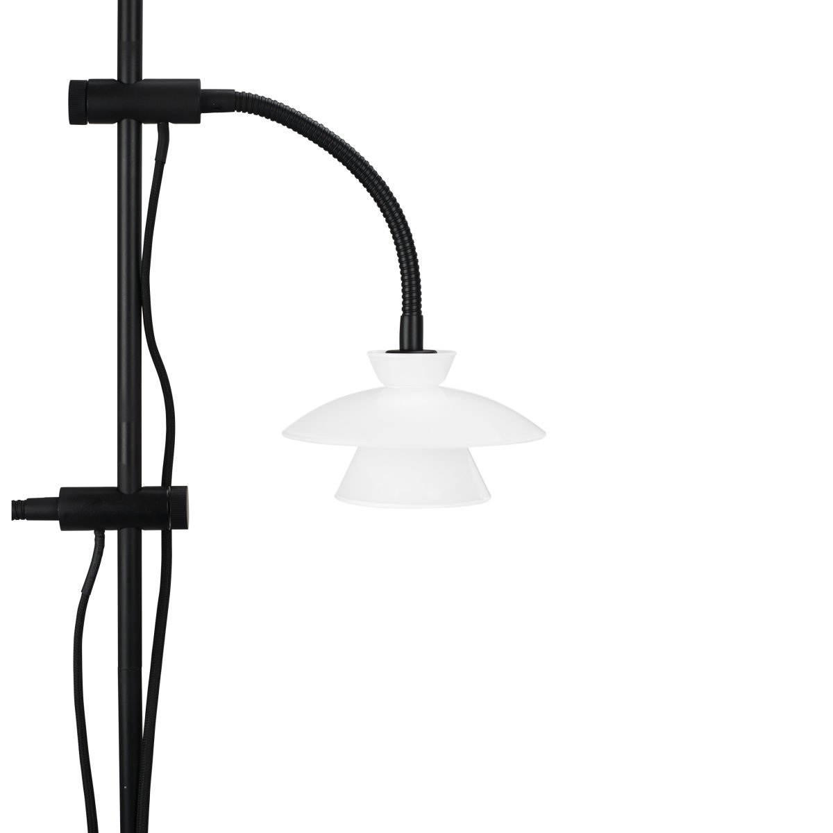 Valby Schwarz stehlampe Von Dyberg Larsen - Die Valby-Stehleuchte aus Opalglas mit schwarzem Metallsockel ist eine stilvolle und klassische Leuchte, die in jedes Zuhause passt.