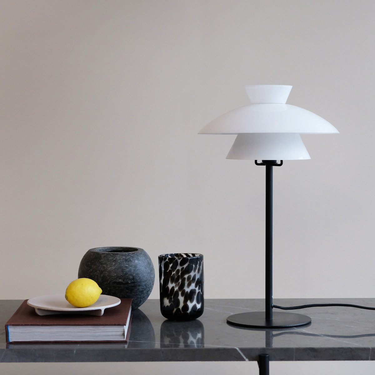 Valby 40cm Schwarz tischlampe Von Dyberg Larsen - Valby ist eine klassische und stilvolle Tischlampe, die in jede Umgebung passt.