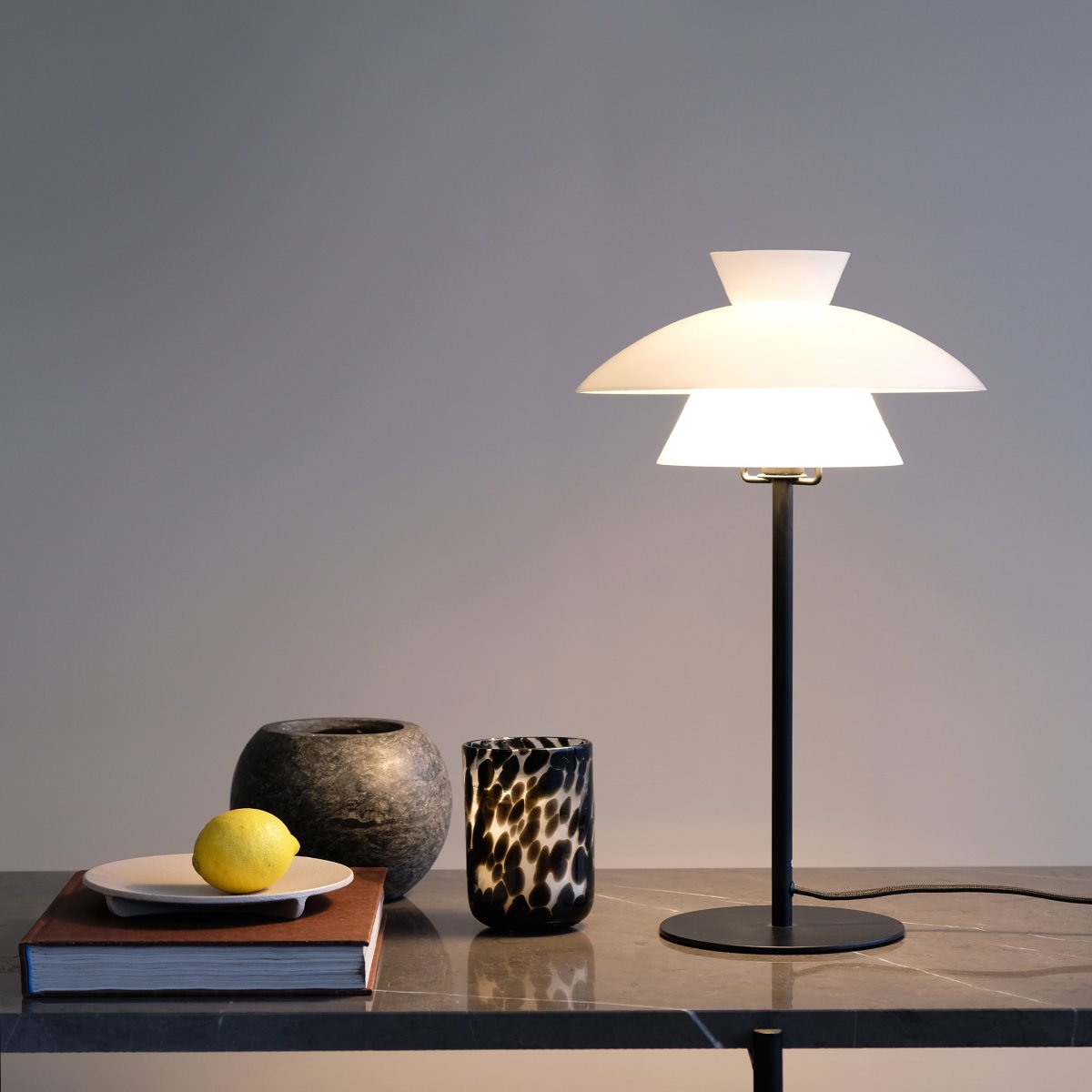 Valby 40cm Schwarz tischlampe Von Dyberg Larsen - Valby ist eine klassische und stilvolle Tischlampe, die in jede Umgebung passt.