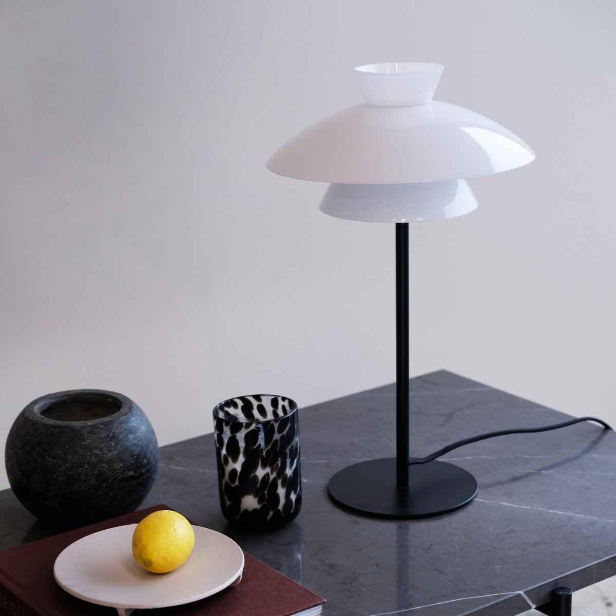 Valby 40cm Schwarz tischlampe Von Dyberg Larsen - Valby ist eine klassische und stilvolle Tischlampe, die in jede Umgebung passt.