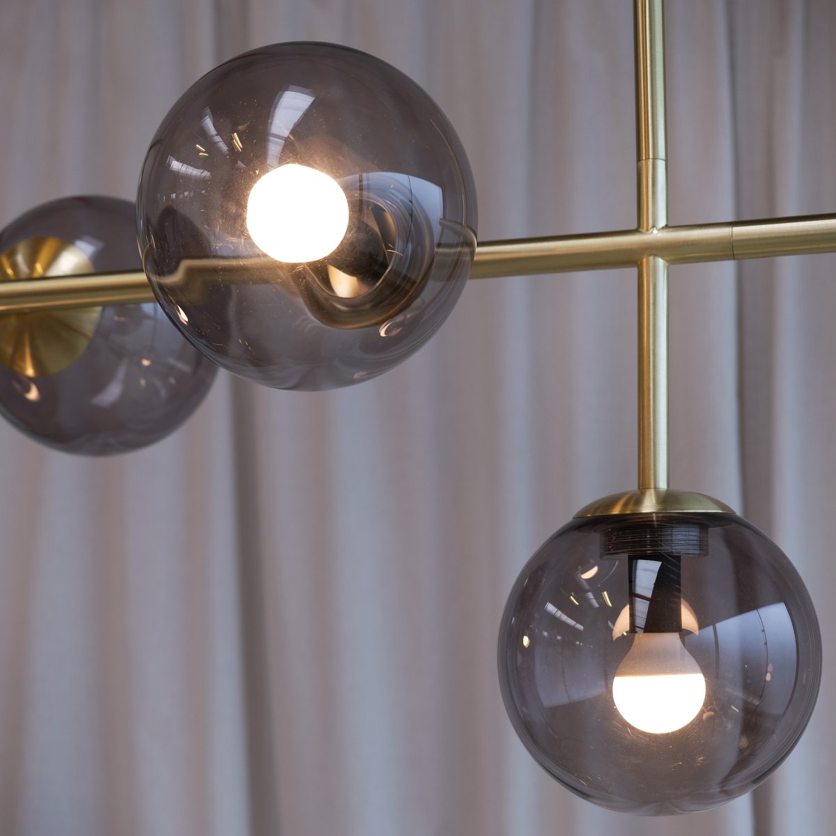 Como 93cm Messing hängelampe Von Dyberg Larsen - Diese exklusive Pendelleuchte hat Arme, die das Licht über den Tisch, zu den Seiten und im Raum verteilen.