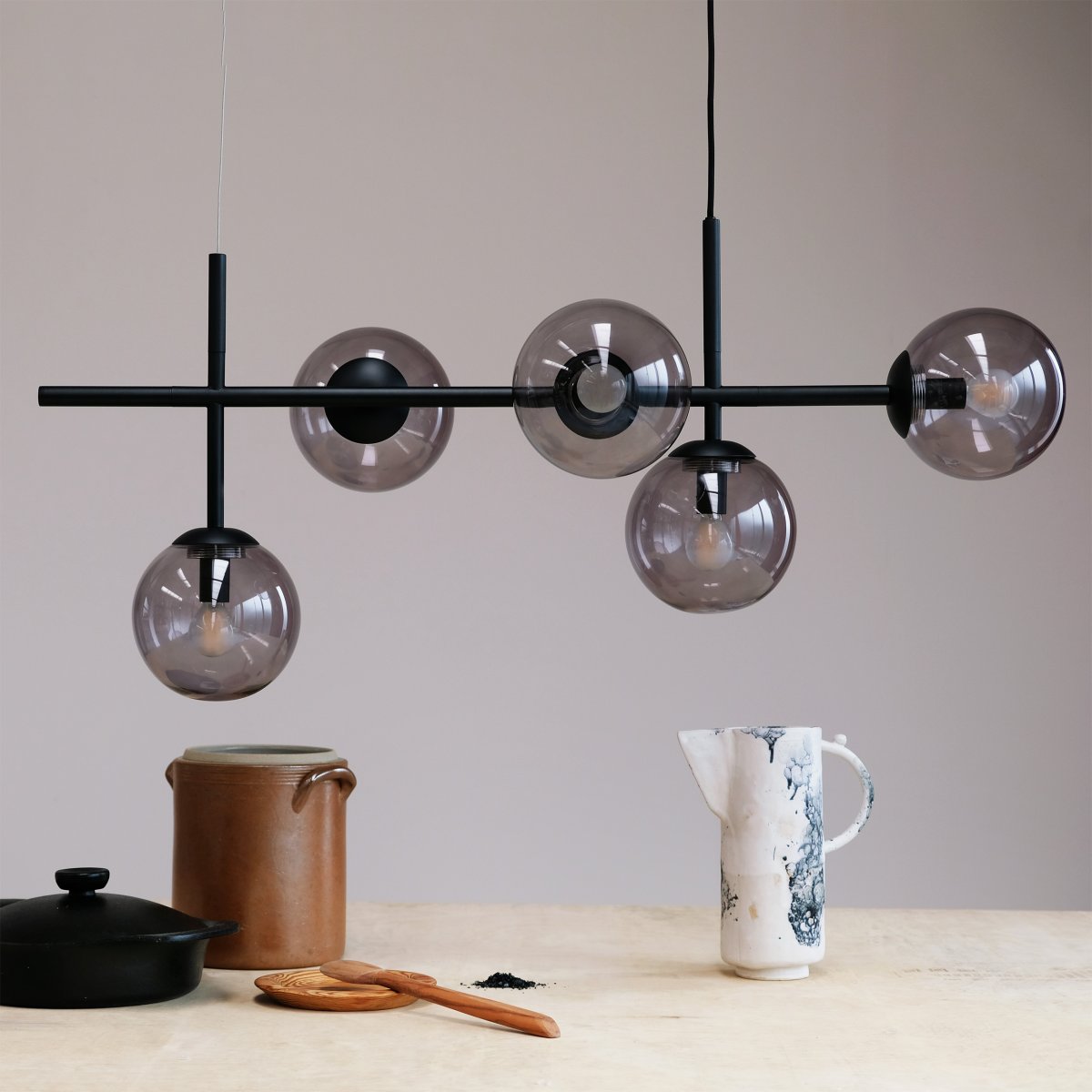 Como 93cm Schwarz hängelampe Von Dyberg Larsen - Como ist eine elegante Pendelleuchte mit langen Armen und fünf Lampenschirmen.