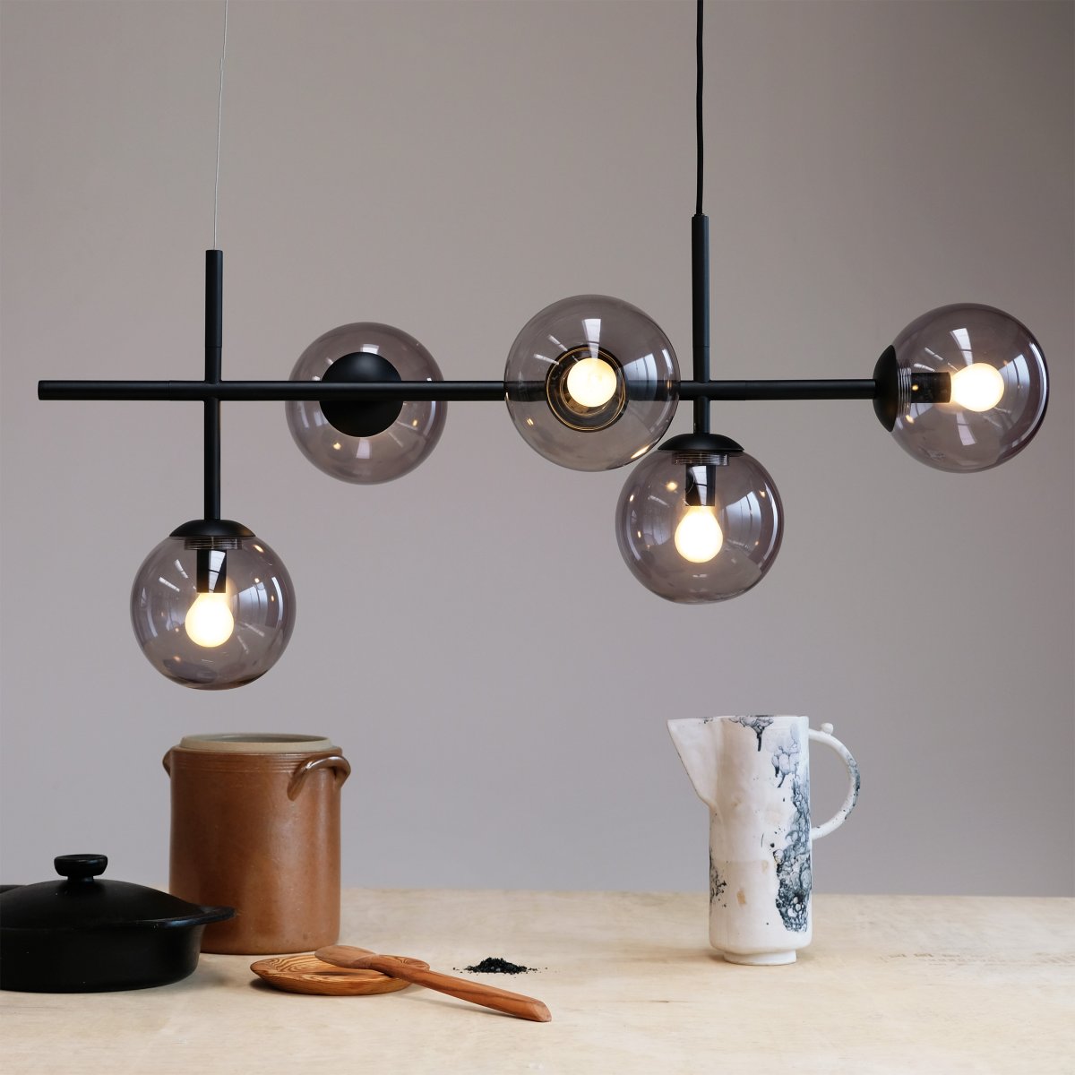 Como 93cm Schwarz hängelampe Von Dyberg Larsen - Como ist eine elegante Pendelleuchte mit langen Armen und fünf Lampenschirmen.