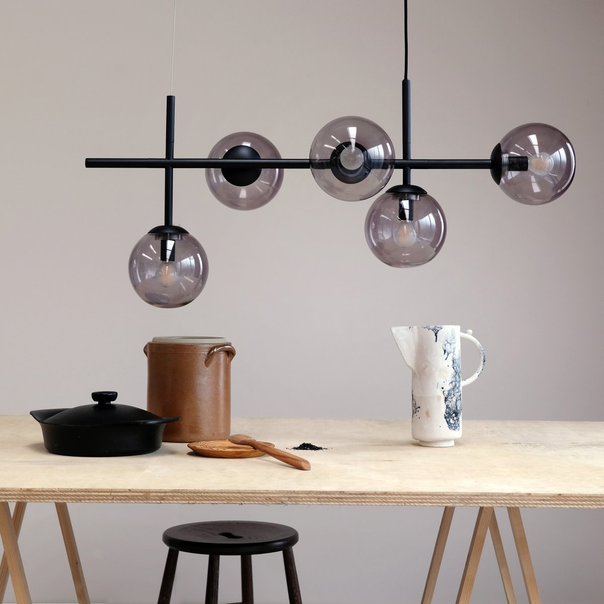 Como 93cm Schwarz hängelampe Von Dyberg Larsen - Como ist eine elegante Pendelleuchte mit langen Armen und fünf Lampenschirmen.
