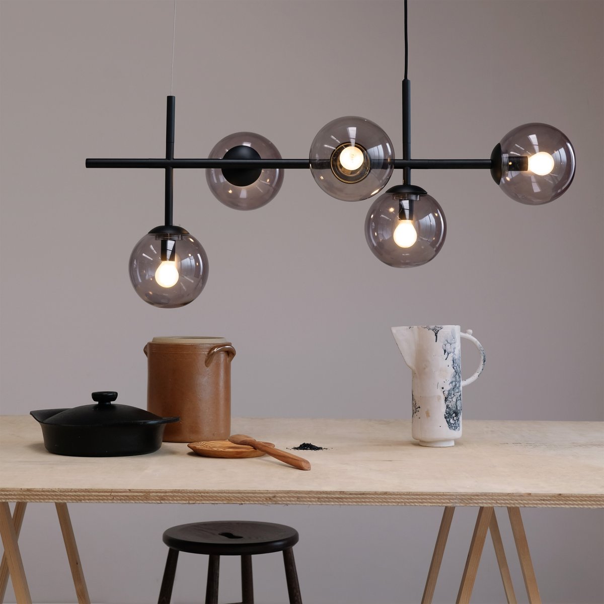Como 93cm Schwarz hängelampe Von Dyberg Larsen - Como ist eine elegante Pendelleuchte mit langen Armen und fünf Lampenschirmen.
