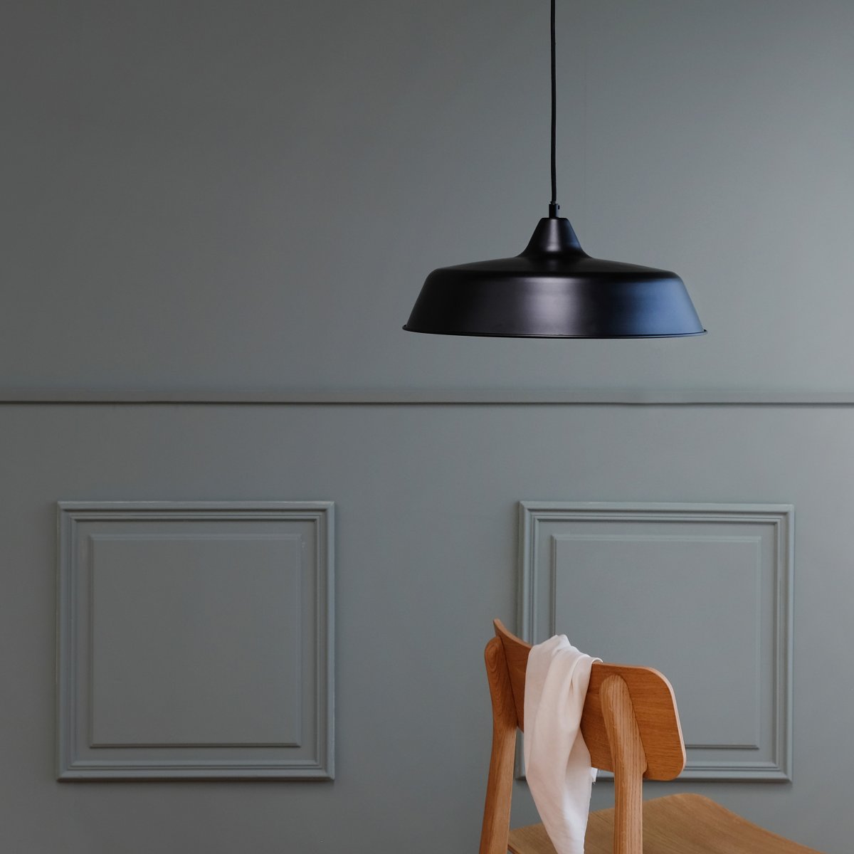 Raw Ø40 Schwarz hängelampe Von Dyberg Larsen - Die Pendelleuchte „Raw“ ist eine moderne und stilvolle Deckenleuchte aus Metall mit charmantem Design.