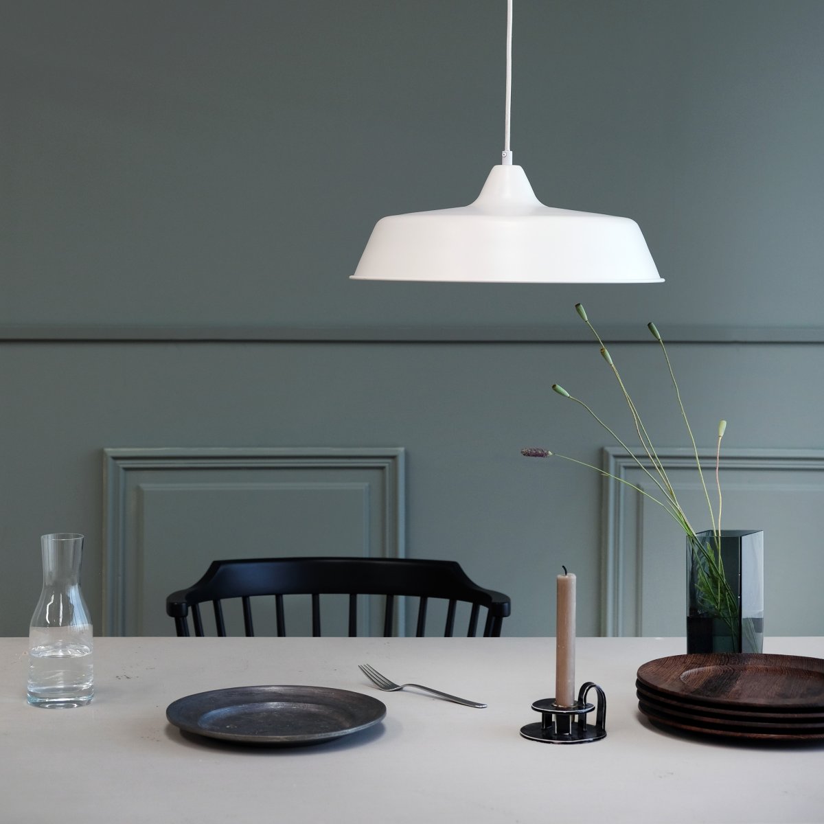 Raw Ø40 Weiß hängelampe Von Dyberg Larsen - Die Pendelleuchte „Raw“ ist eine moderne und stilvolle Deckenleuchte aus Metall mit charmantem Design.
